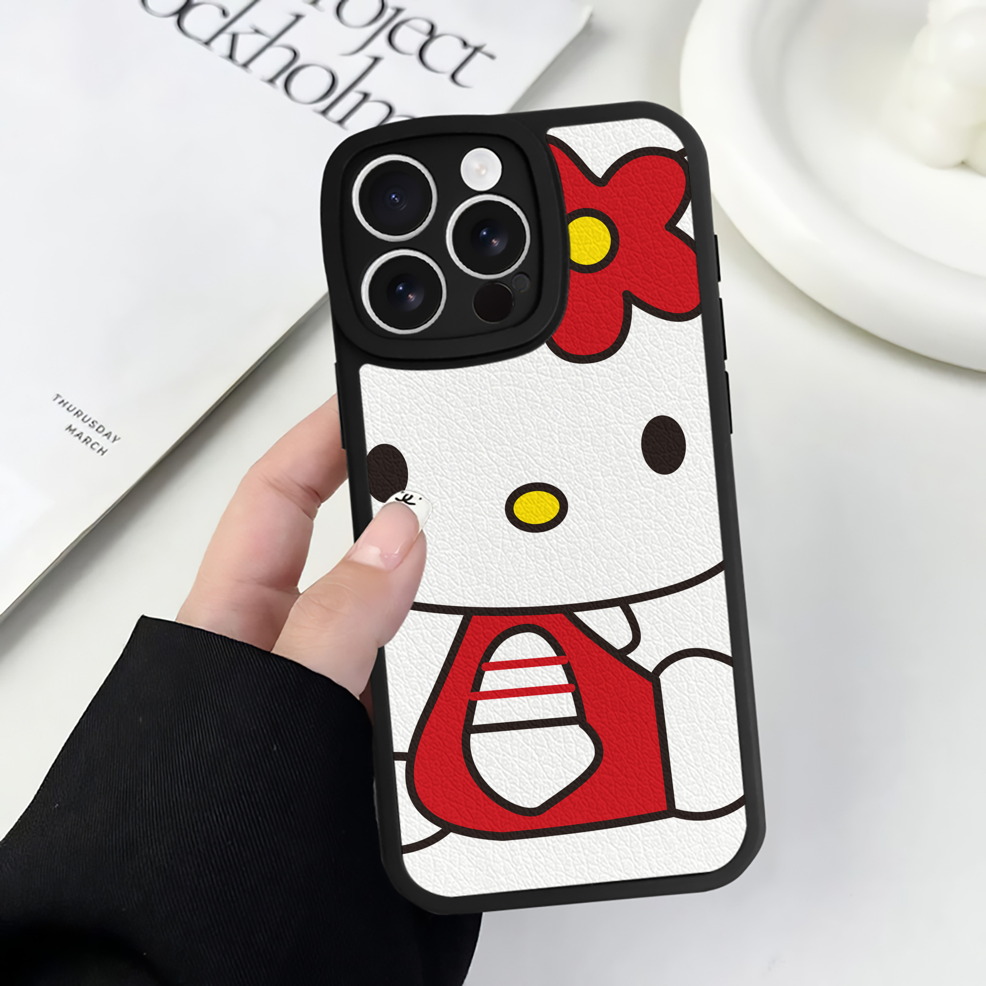 （画像用） Hello Kitty ハローキティ 【iPhone 16シリーズ対応】シリコンスマホケース（レザー調） 材質：シリコン